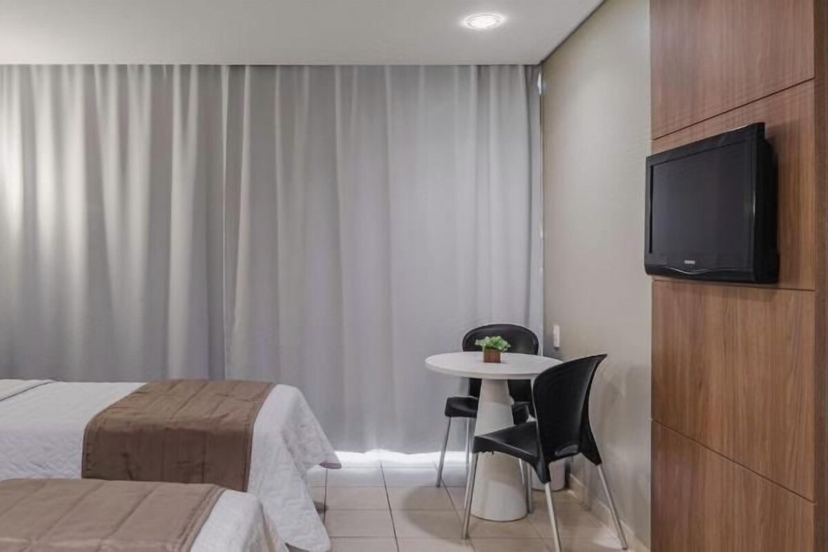 Minibar, bureau, rideaux occultants, fer et planche à repasser