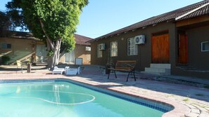 Una piscina al aire libre