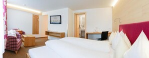 In-room safe, desk, rollaway beds, free WiFi - Sporthotel Krone (Schoppernau)