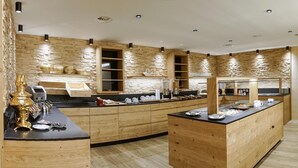 Uma cozinha moderna com armários de madeira, prateleiras embutidas e uma ilha central.