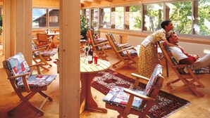 Um quarto acolhedor com mobiliário de madeira, janelas amplas e vista para o exterior.