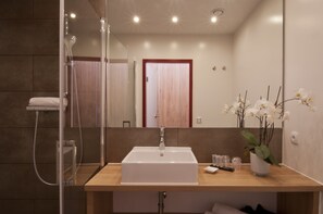 Comfort Double Room, 1 King Bed, Non Smoking, City View | Bathroom | Shower, free toiletries, hair dryer, towels - Hotel Crede garni (Kassel)