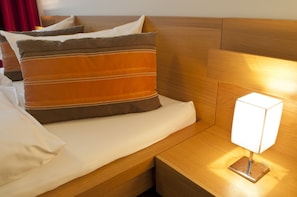 Standard Double Room, 1 King Bed, Non Smoking, City View | Premium bedding, desk, laptop workspace, blackout drapes - Hotel Crede garni (Kassel)