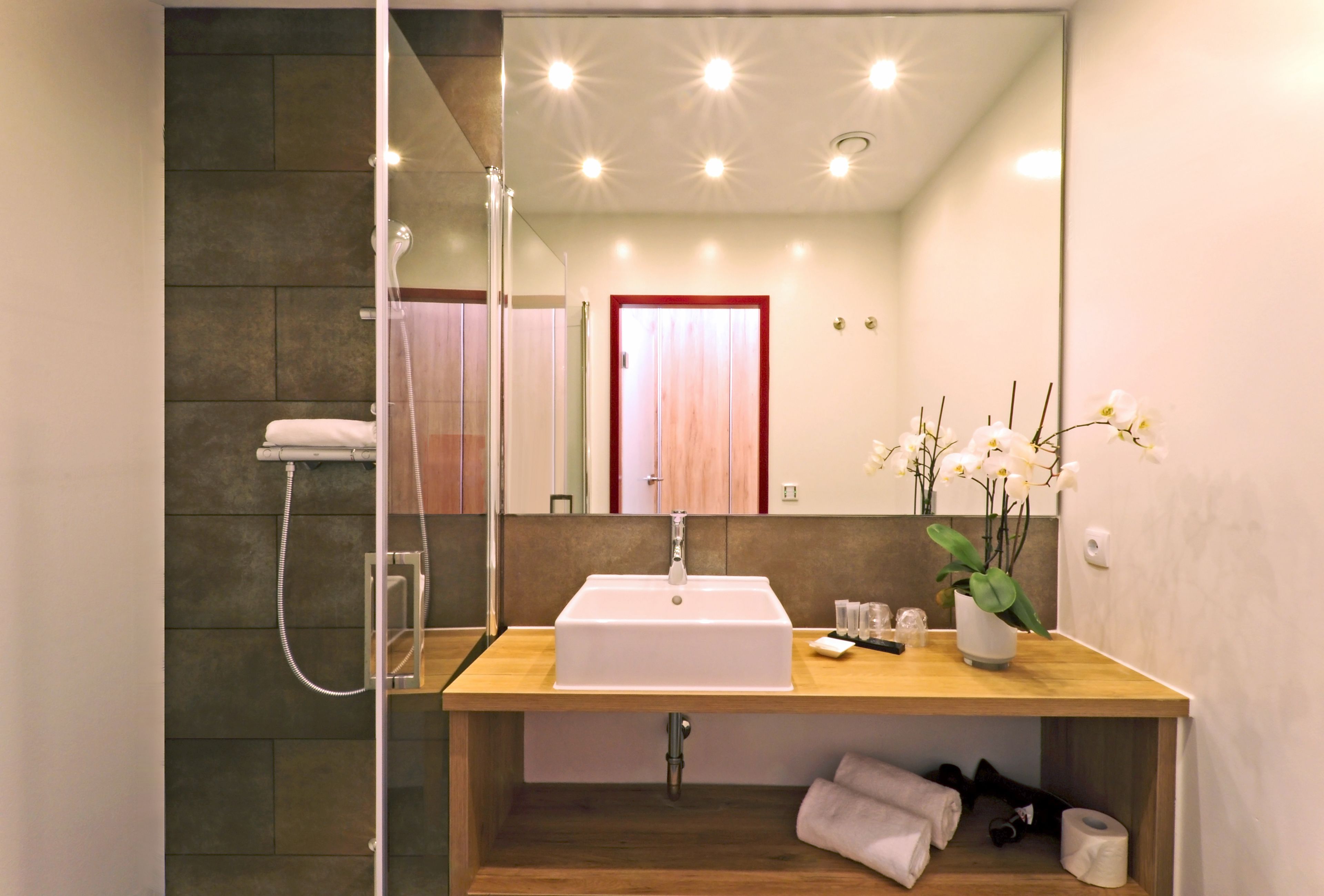 Phòng đơn tiện nghi đơn giản, không hút thuốc, quang cảnh thành phố | Phòng tắm | Buồng tắm vòi sen, đồ dùng nhà tắm miễn phí, máy sấy tóc, khăn tắm 