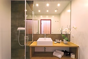 Comfort Single Room, Non Smoking, City View | Bathroom | Shower, free toiletries, hair dryer, towels