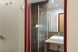 Habitación doble Confort, 1 cama King size, para no fumadores, vista a la ciudad | Baño | Regadera, amenidades de baño gratuitas, secadora de cabello, toallas 