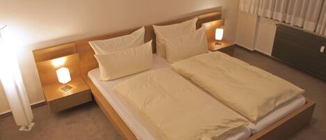 Literie de qualité supérieure, bureau, rideaux occultants