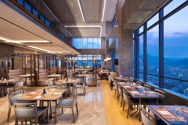3 restaurants; breakfast, lunch, dinner and brunch served 