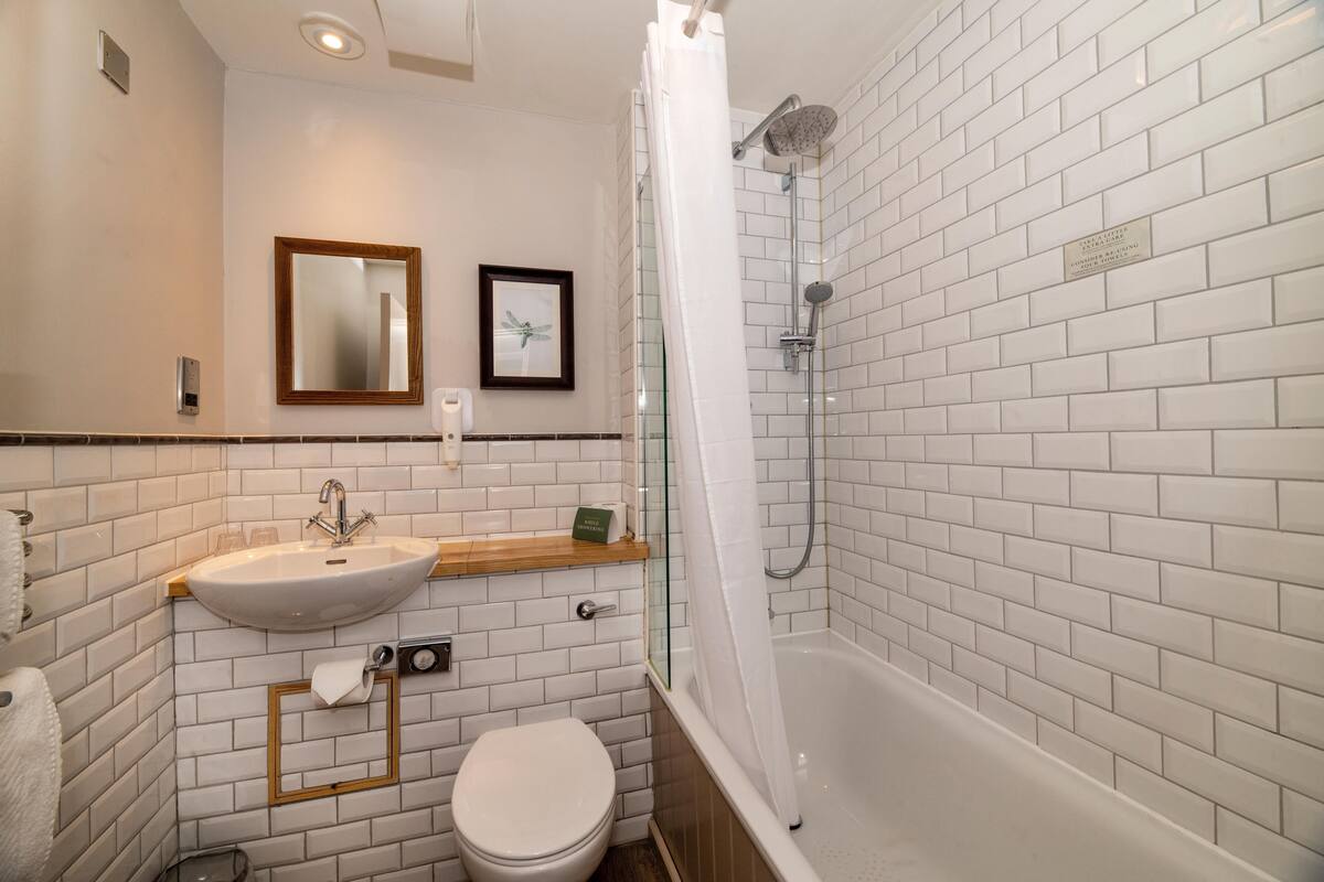 1 bedroom, desk, free wifi, bed sheets