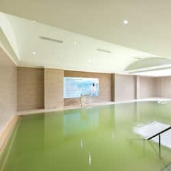 3 piscine coperte, piscina stagionale all'aperto, ombrelloni da piscina
