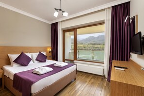 Hochwertige Bettwaren, Schreibtisch, schallisolierte Zimmer