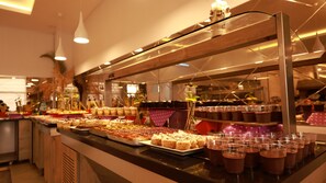 2 restaurants, breakfast, lunch, dinner served; international cuisine  - Hattusa Vacation Thermal Club Erzin (Erzin)