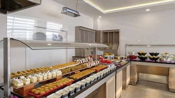 Hi ha 2 restaurants amb plats de cuina internacional