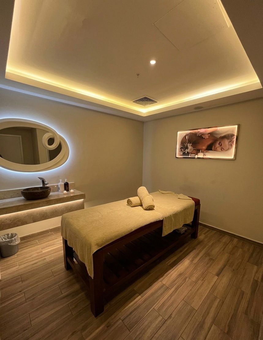 Une chambre à coucher moderne avec un lit en bois, un miroir rond, un petit lavabo et un tableau encadré accroché au mur.