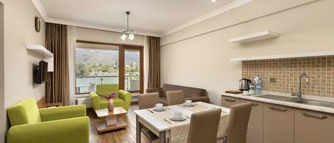 Una cocina moderna con comedor, sofá y vistas al exterior.