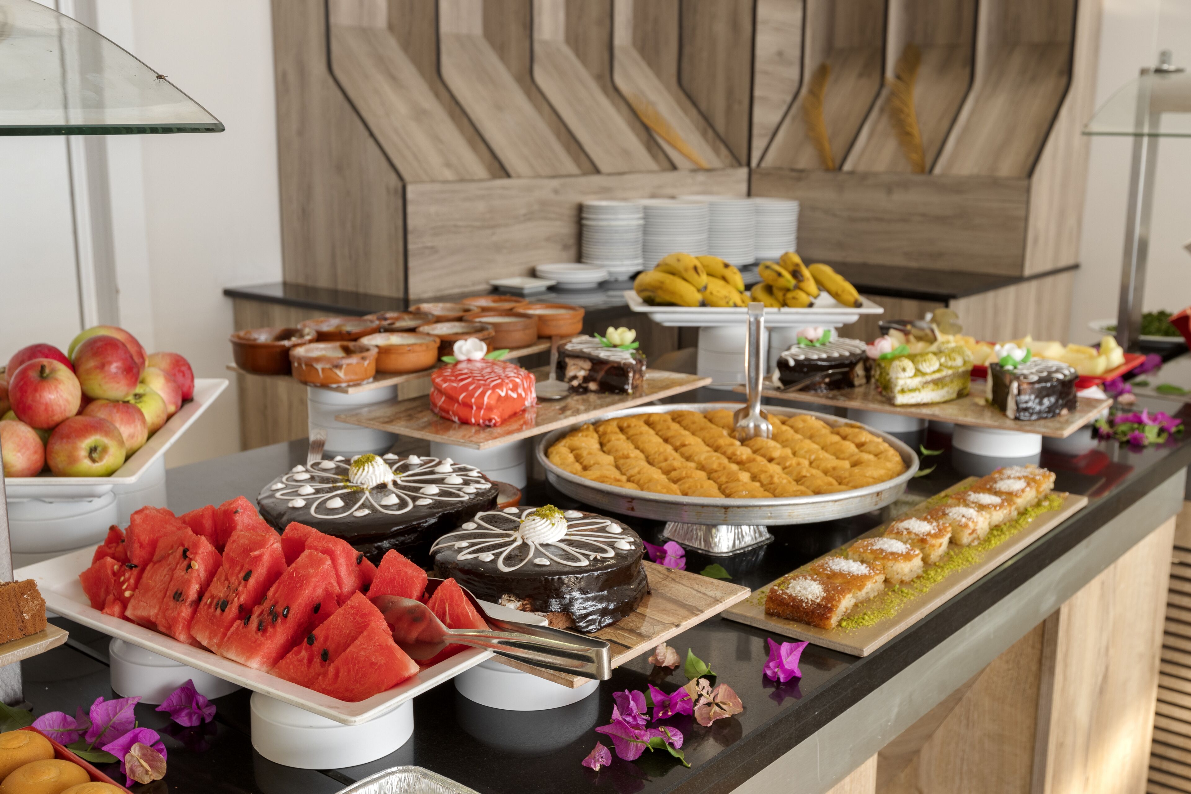 2 restaurants, breakfast, lunch, dinner served; international cuisine 