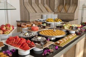 2 间餐厅,供应早餐、午餐和晚餐,国际美食