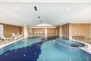 3 piscines couvertes, piscine extérieure (ouverte en saison)