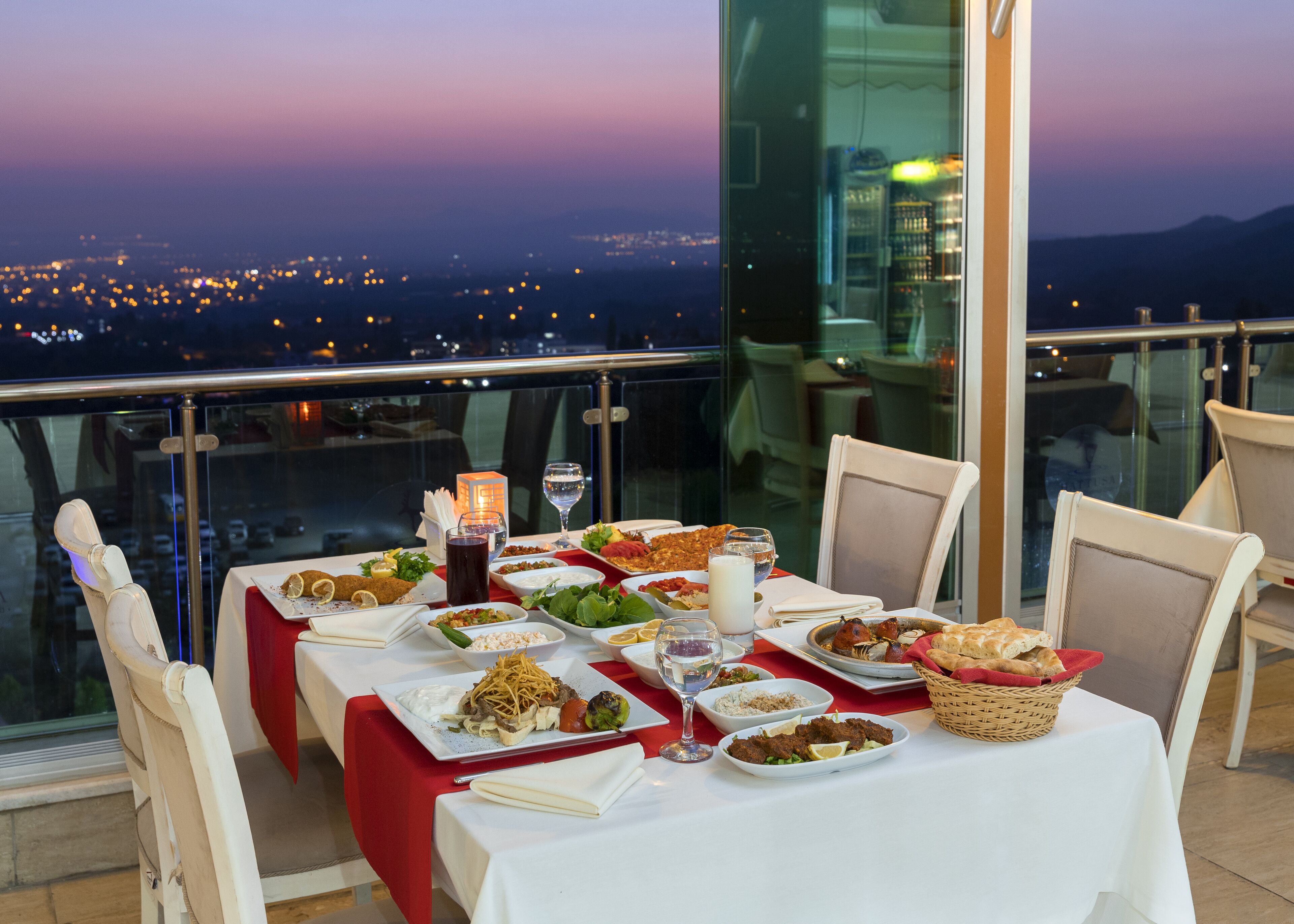 2 间餐厅，供应早餐、午餐和晚餐，国际美食