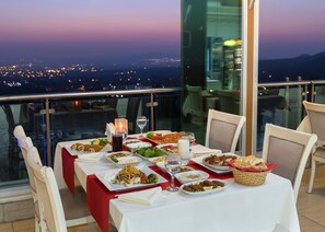 2 间餐厅,供应早餐、午餐和晚餐,国际美食