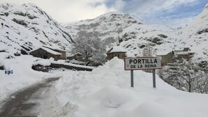 Un village enneigé, sur lequel on peut lire l’inscription suivante : « Portilla de la Reina ».