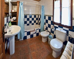 Standaard tweepersoonskamer, 2 slaapkamers | Badkamer | Een bad, gratis toiletartikelen, een haardroger, een bidet