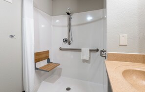 Phòng, 1 giường cỡ queen (Roll In Shower) | Phòng tắm | Vòi sen/bồn tắm kết hợp, đồ dùng nhà tắm miễn phí, máy sấy tóc 