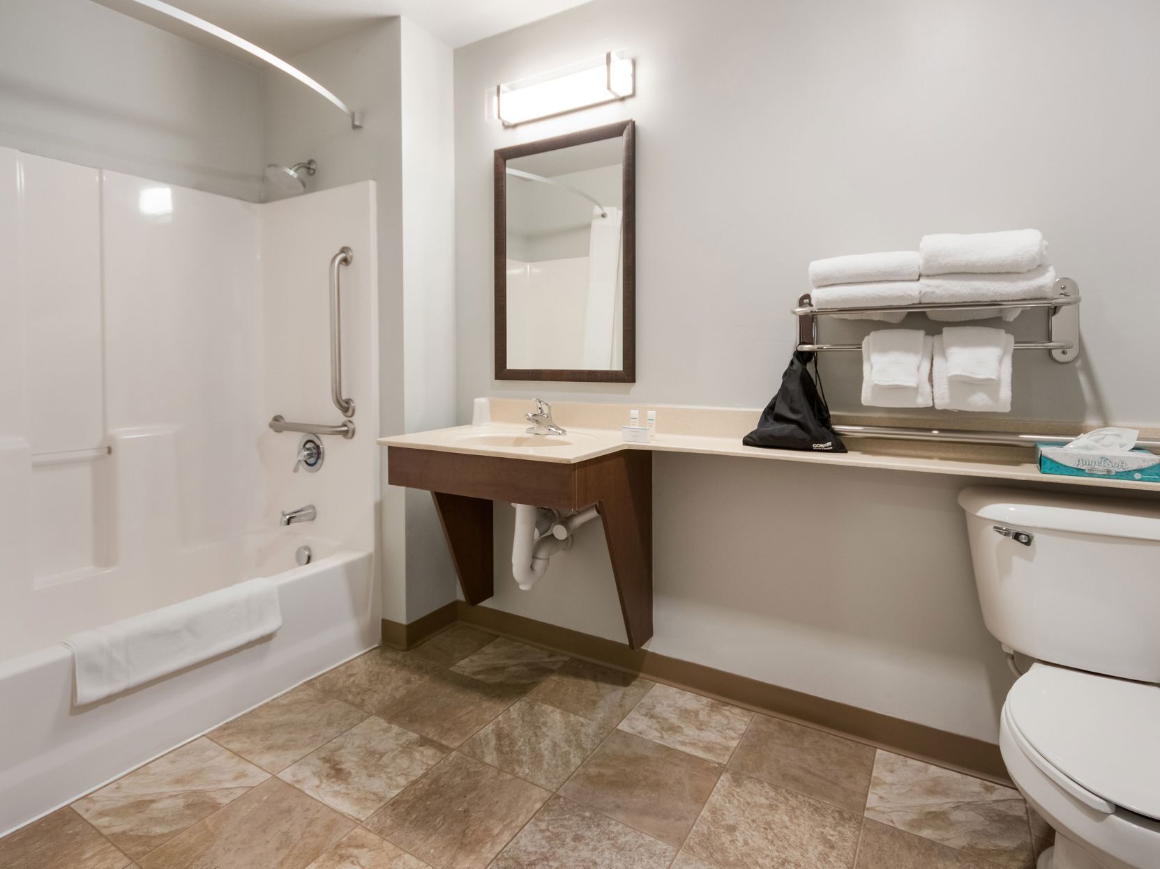 Bathroom | Combined shower/tub, free toiletries, hair dryer, towels