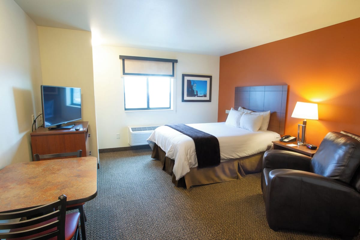 Seprai premium, bantalan ekstra lembut, dan meja kerja