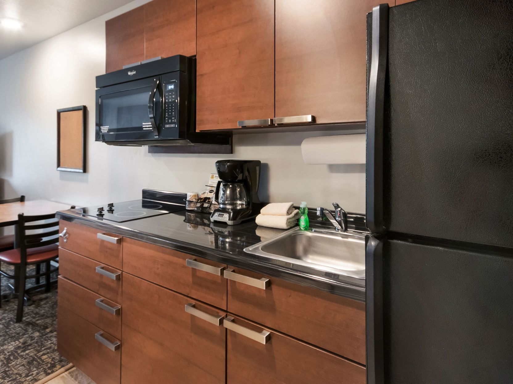 Private kitchen | Fridge, microwave, stovetop, coffee/tea maker