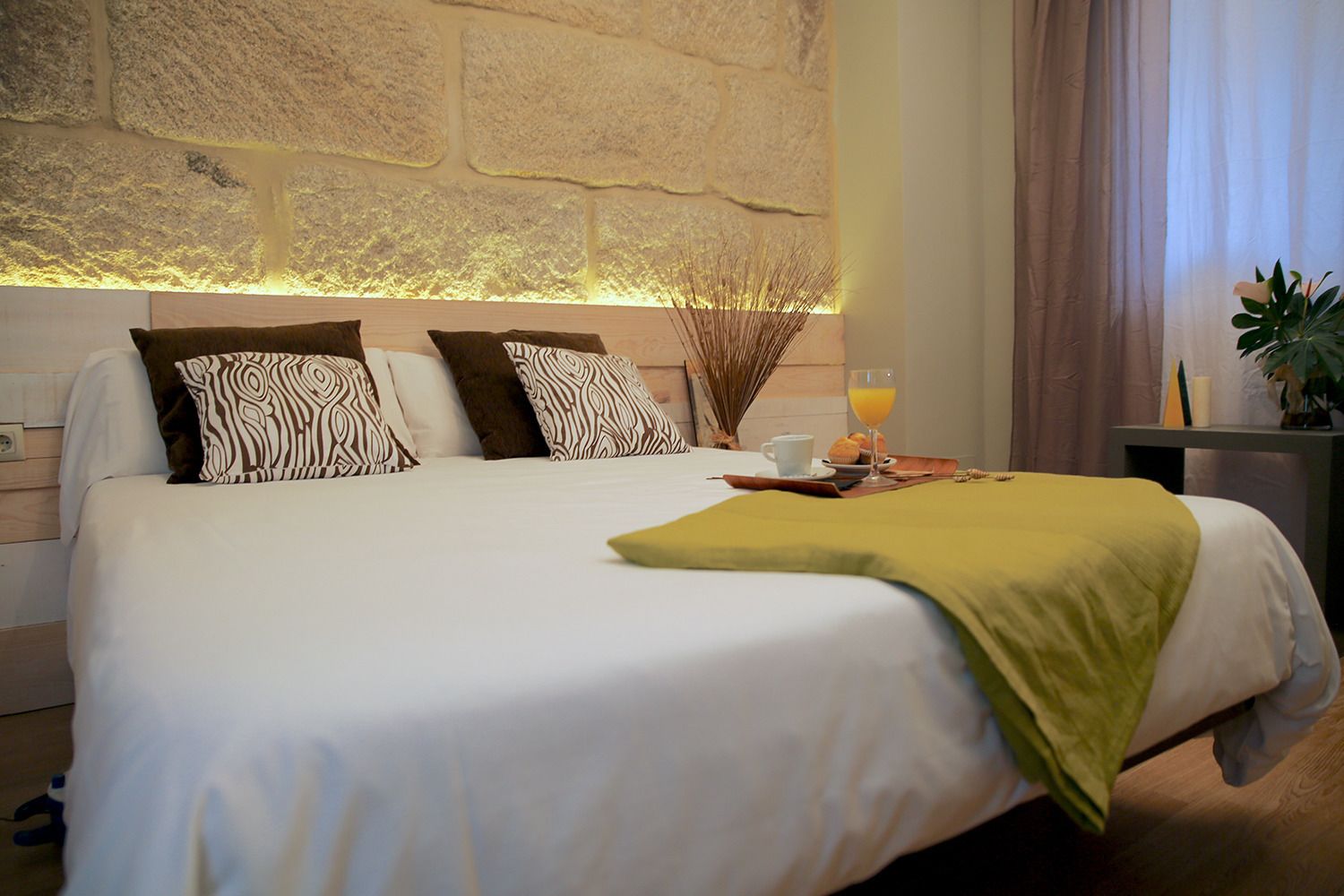 premium bedding, desk, free wifi, bed sheets