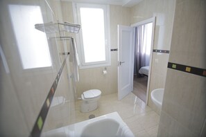 Doppel- oder Zweibettzimmer | Badezimmer | Haartrockner, Handtücher, Seife, Toilettenpapier