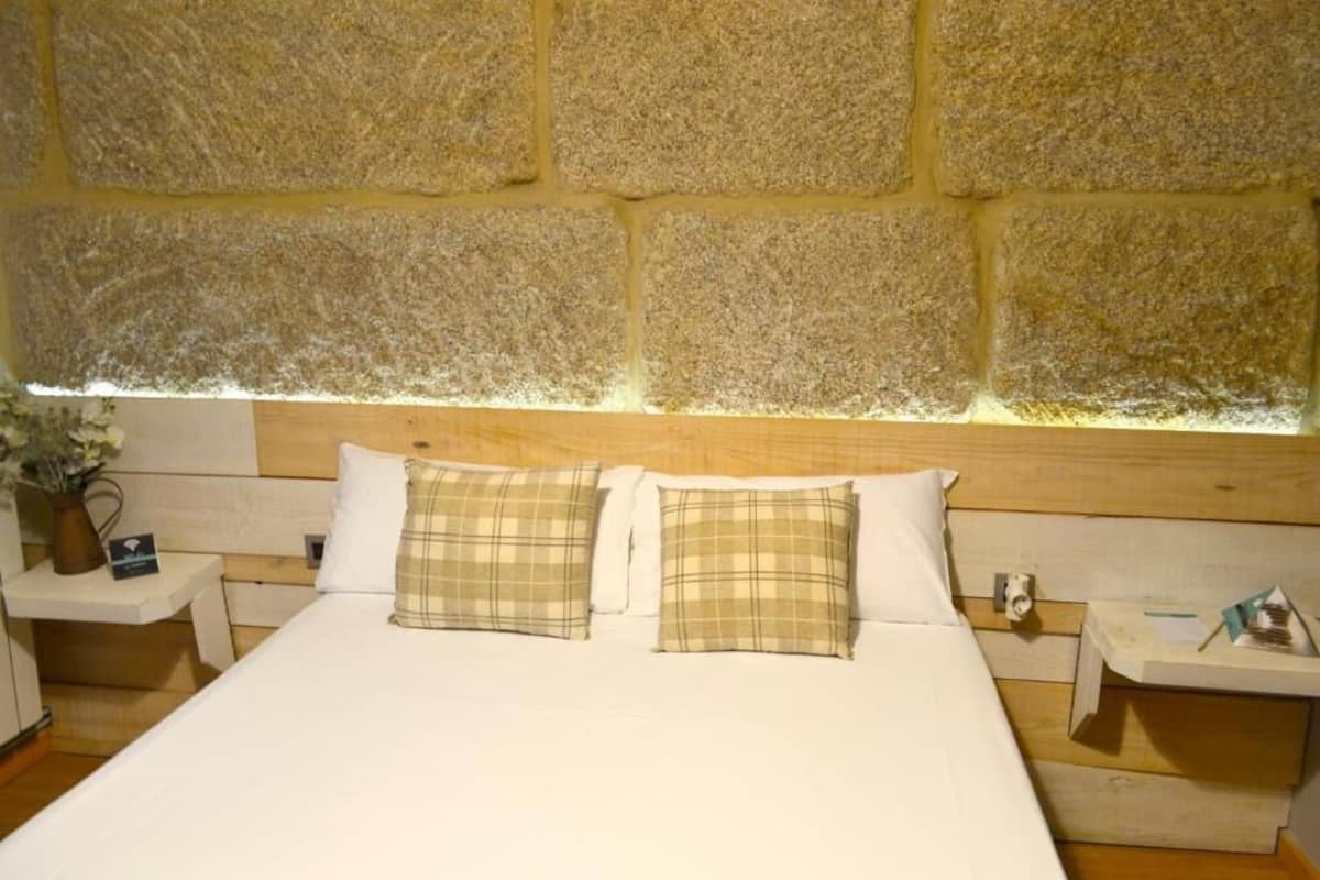Ropa de cama de alta calidad, escritorio, wifi gratis y ropa de cama