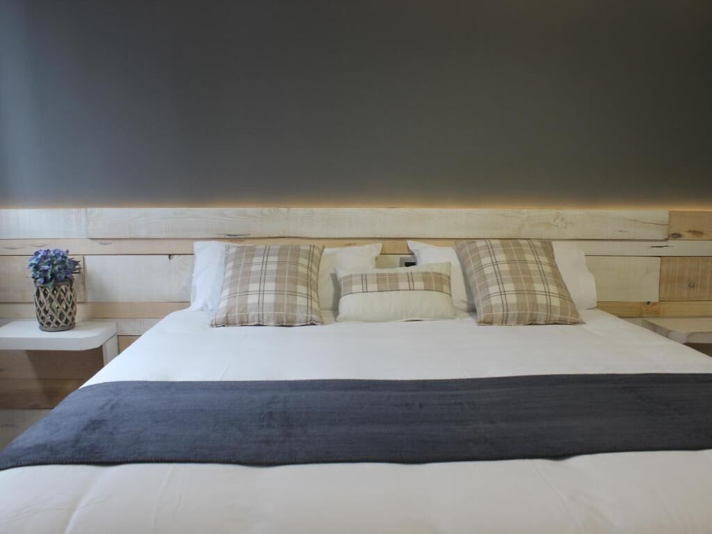 premium bedding, desk, free wifi, bed sheets