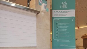 A hotel reception area with a sign indicating a disinfection zone and instructions for safety measures. - Alda Estación Vigo (Vigo)