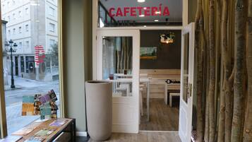 Se ofrece un desayuno bufé (7.5 EUR por persona)