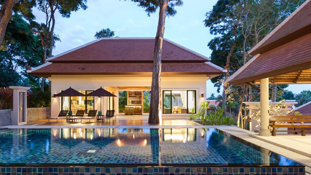 A modern house with a swimming pool, lounge chairs, and a covered patio area. - Nai Harn Baan-Bua Villas (Rawai)