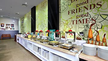 Petit déjeuner buffet (66800 IDR par personne)