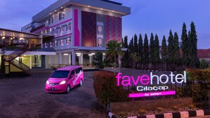 Un hotel moderno con un letrero llamativo que dice "favehotel Cilacap by Aston".