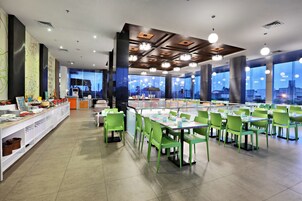 供应早餐、午餐和晚餐，国际美食