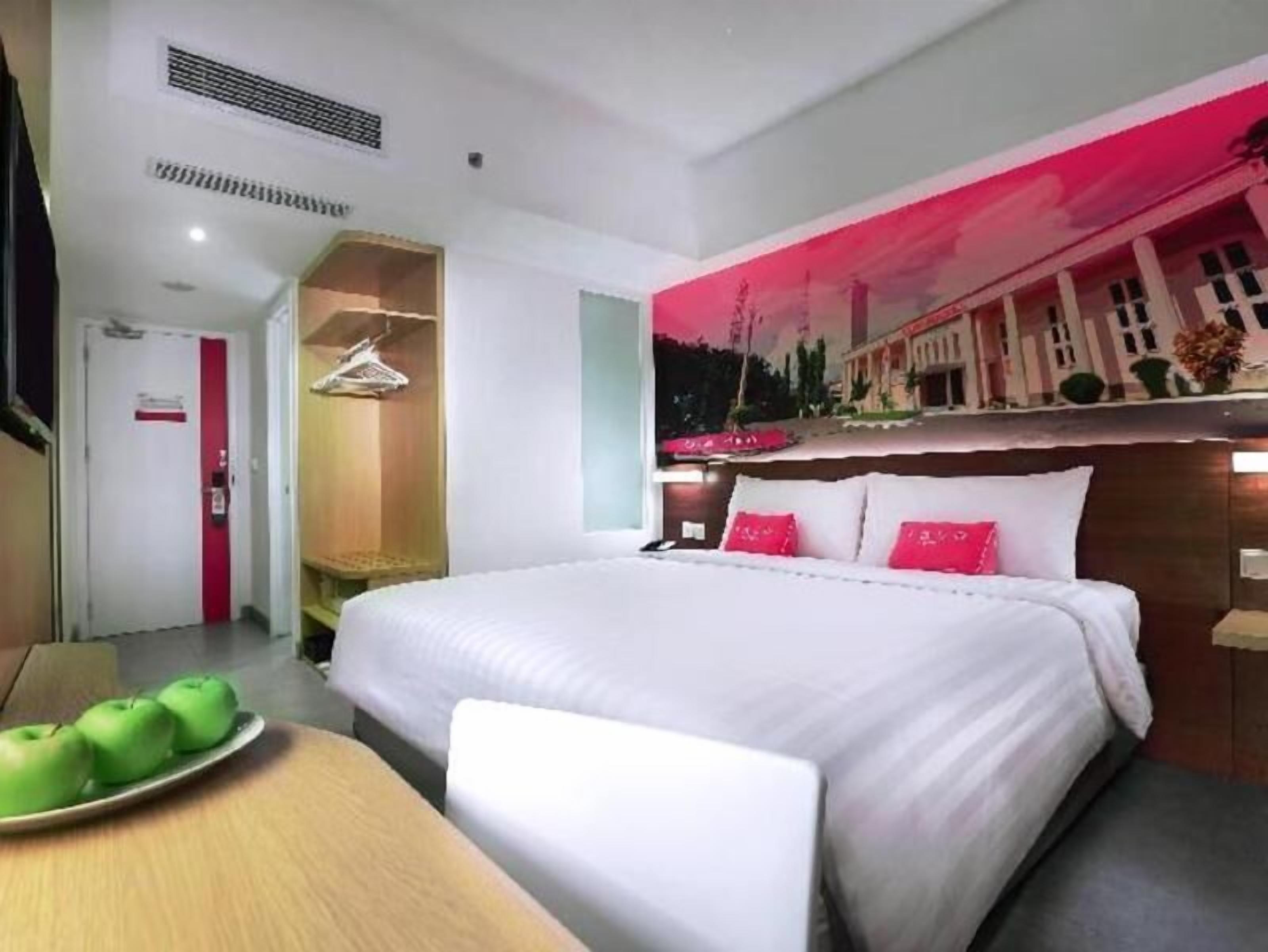 Ropa de cama de alta calidad, caja fuerte, escritorio