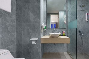 Habitación Premier | Baño | Amenidades de baño gratuitas, secadora de cabello, pantuflas, bidet 