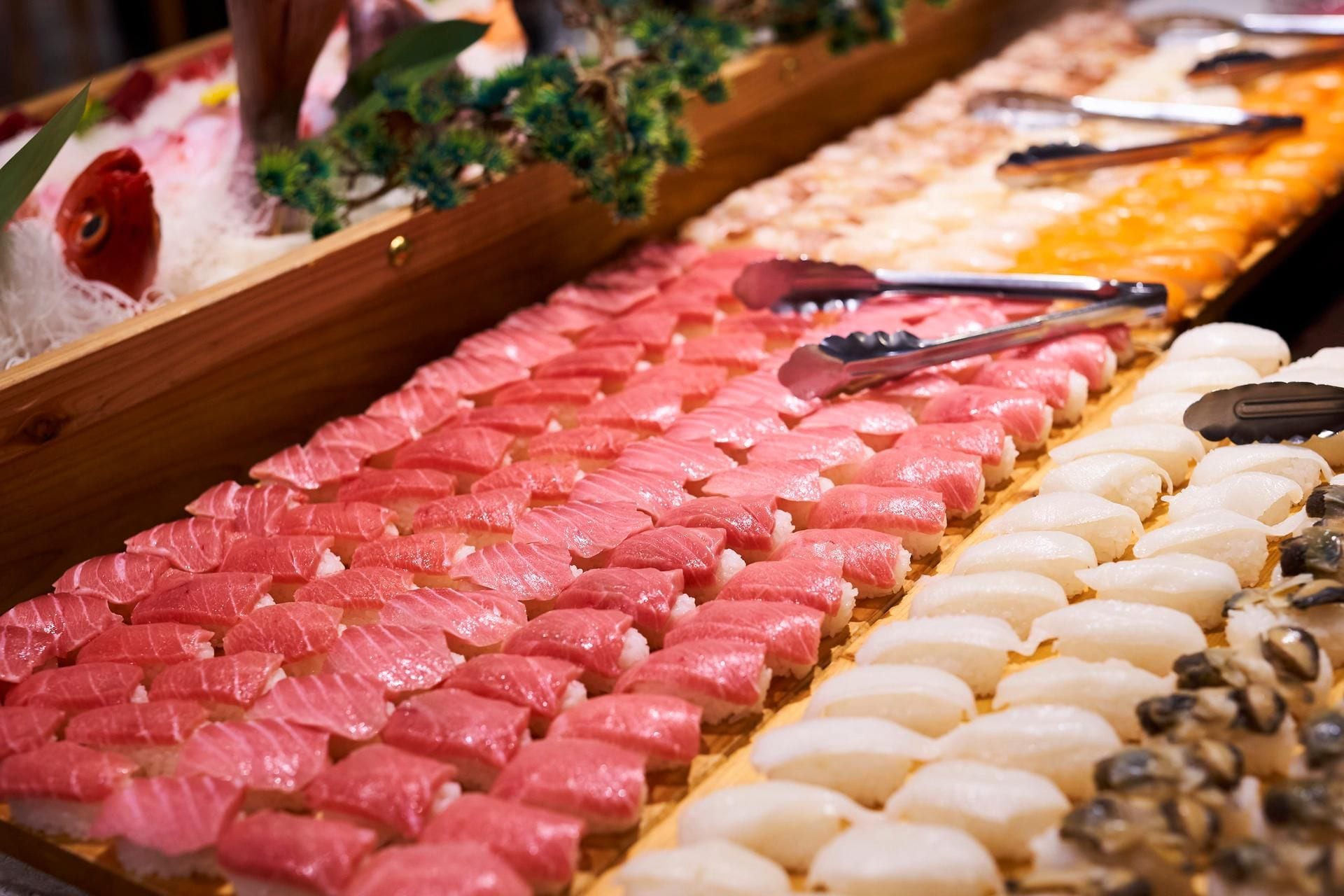 Eine Auswahl an Sushi auf einer Holzbrett.