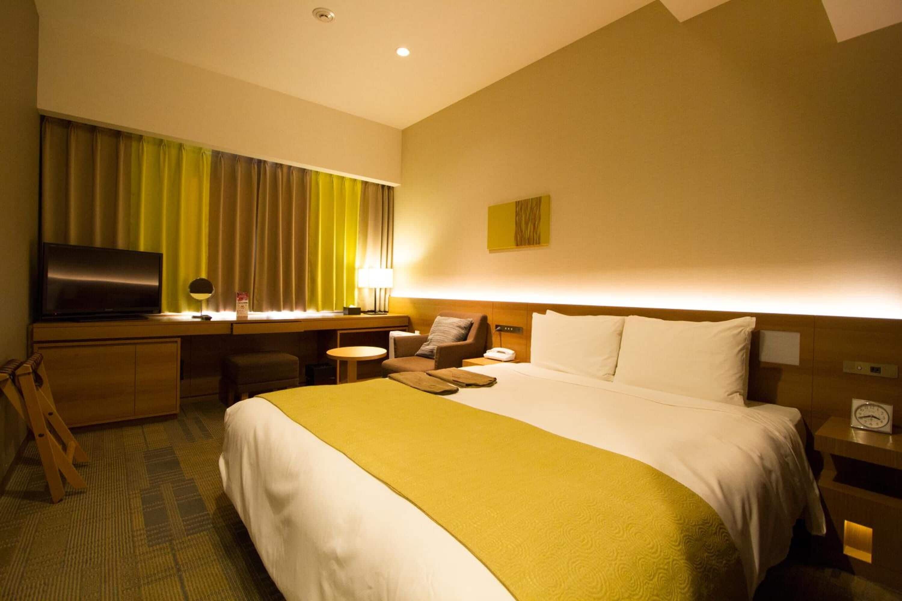 desk, soundproofing, free wifi, wheelchair access