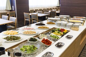 Daily buffet breakfast (JPY 1500 per person)