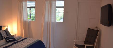 1 habitación, sistema de insonorización y tabla de planchar con plancha