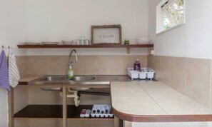 Standard Apartment | Private kitchen | Fridge, microwave, stovetop, coffee/tea maker - Palm Trees Apartments (Willemstad)