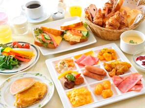 A breakfast buffet with various dishes including sandwiches, pastries, and a fruit salad. - Hotel Sun Valley Nasu (Nasu)