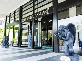 セーフティボックス (室内)、デスク、遮光カーテン、ベッドシーツ