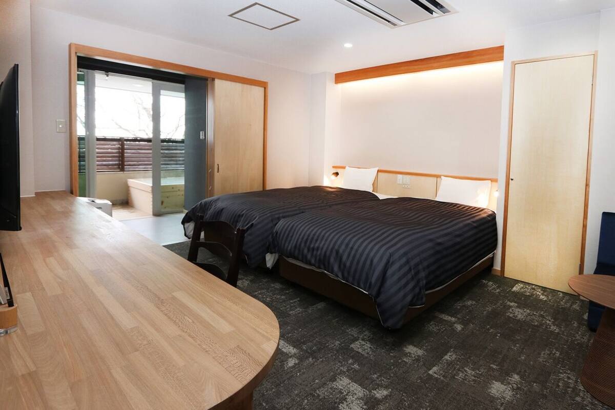 客房内保险箱、办公桌、遮光窗帘、床单